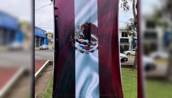 Decoran Nayarit con banderas de México alteradas con el color de Morena; las retiran