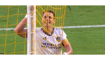 Da Chicharito cátedra de cómo no tirar un penal a lo Panenka | Video