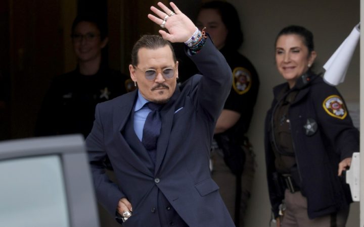 Tras tumultuoso juicio, Johnny Depp tiene romance con su abogada