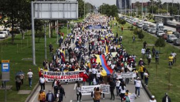 Miles de personas marchan en Colombia en primera protesta contra Gobierno de Petro | Videos