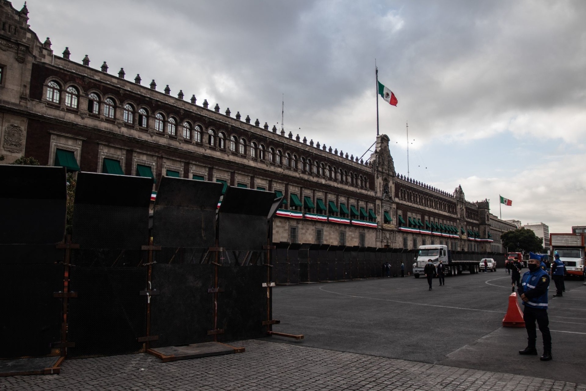 AMLO defiende vallado en Palacio Nacional: ‘Son tiempos de zopilotes’ de cara a las elecciones