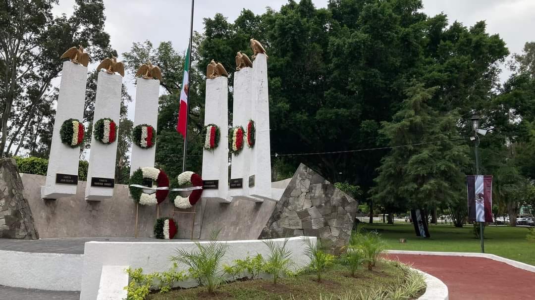 Decoran Nayarit con banderas de México alteradas con el color de Morena;  las retiran | Aristegui Noticias