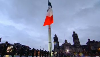 Xóchitl Gálvez le pide a AMLO que se coloque la bandera en el Zócalo el domingo
