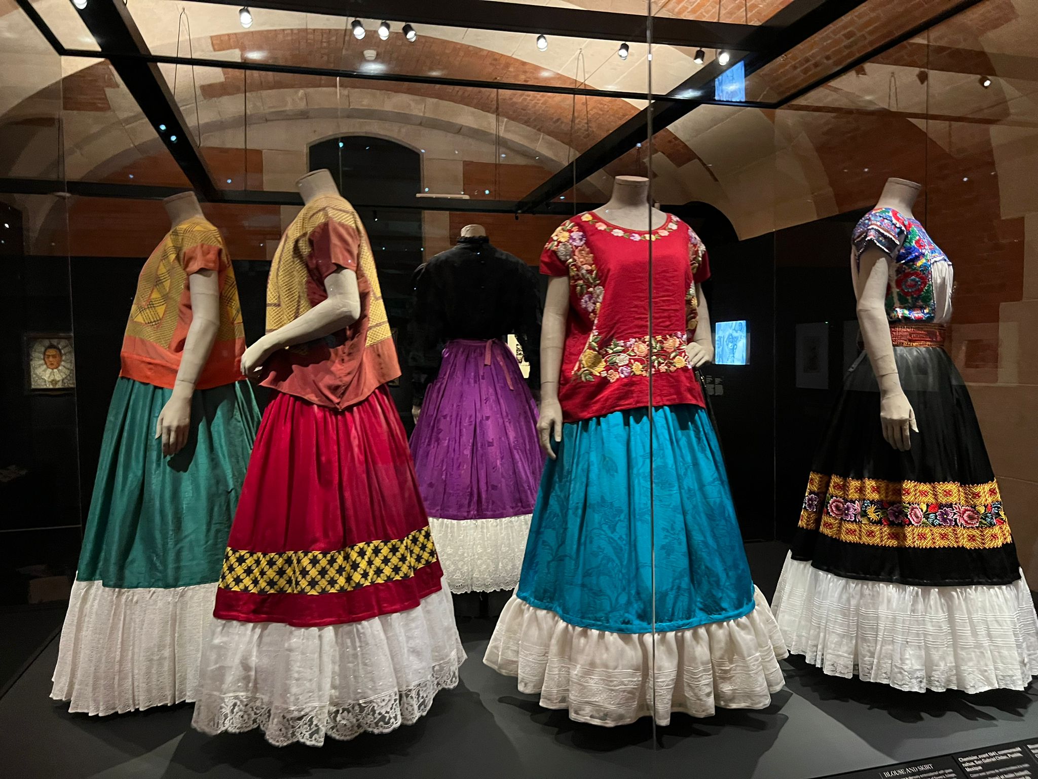 Frida Kahlo llega al Museo de la Moda de París; te contamos todos los  detalles | Aristegui Noticias