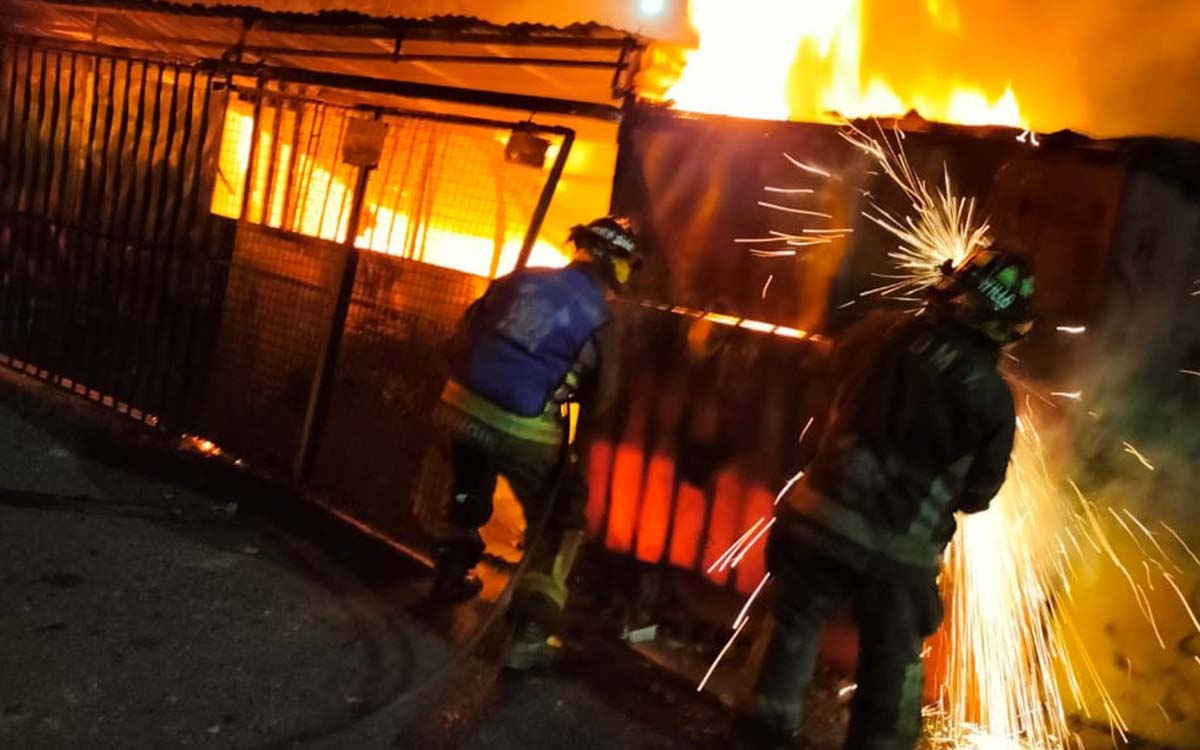 CDMX | Controlan incendio en colonia Infonavit, en Iztacalco | Aristegui  Noticias
