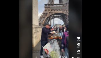 Video: migrante vende elotes asados frente a la torre Eiffel y se vuelve viral