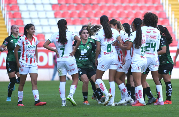 Liga MX Femenil: Arman la campal jugadoras de Necaxa y Santos | Video |  Aristegui Noticias