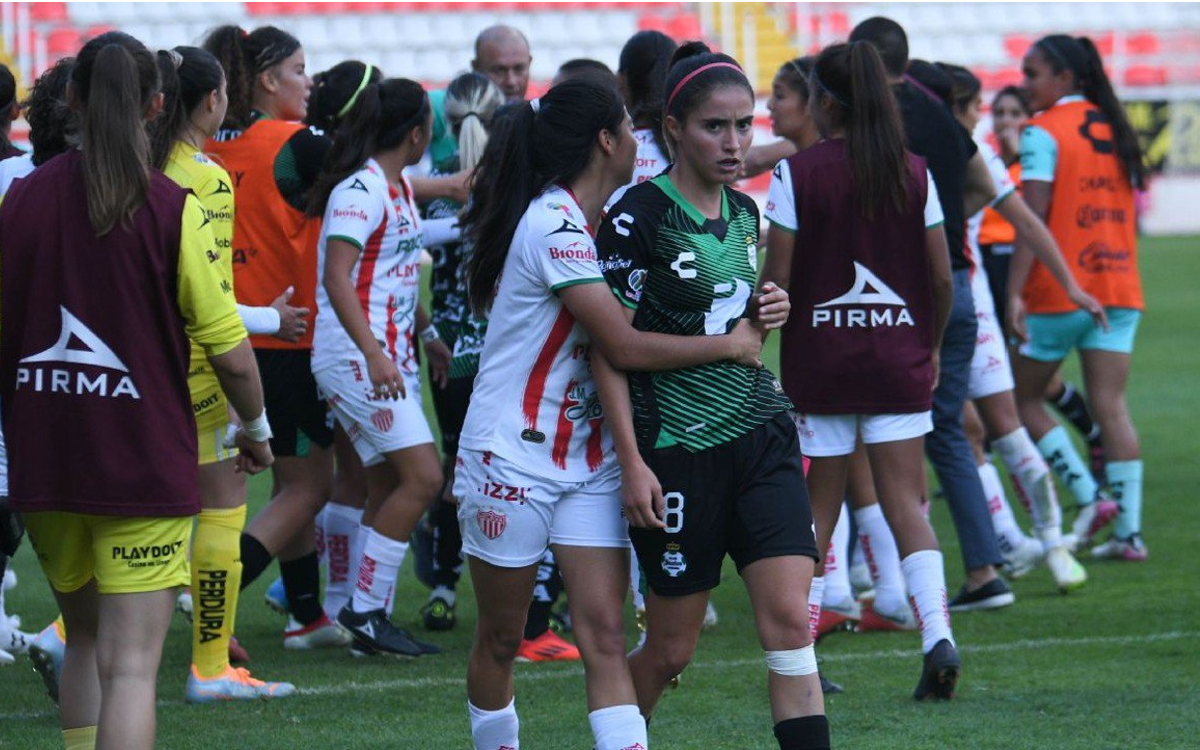 Liga MX Femenil: Arman la campal jugadoras de Necaxa y Santos | Video |  Aristegui Noticias