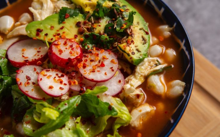 Más de 100 personas se intoxican tras comer pozole y beber agua de jamaica en Guerrero