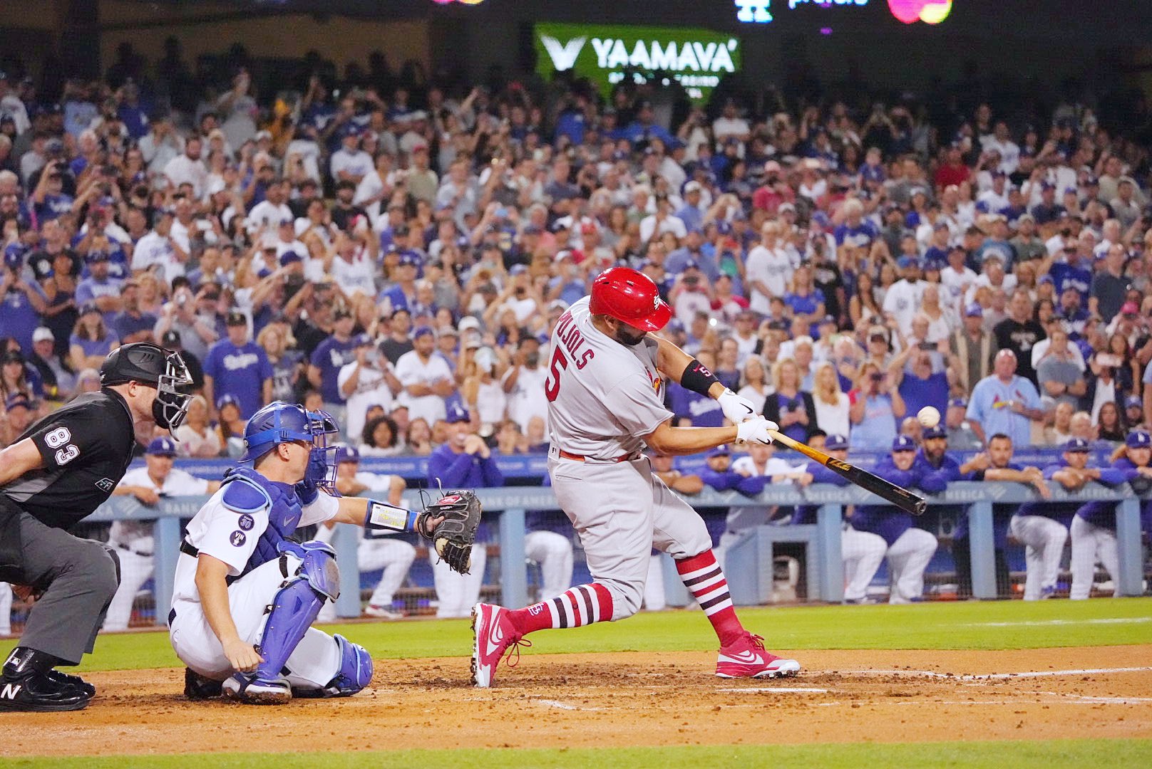 ¡Qué tablazo! Albert Pujols conecta jonrón 703 de su carrera