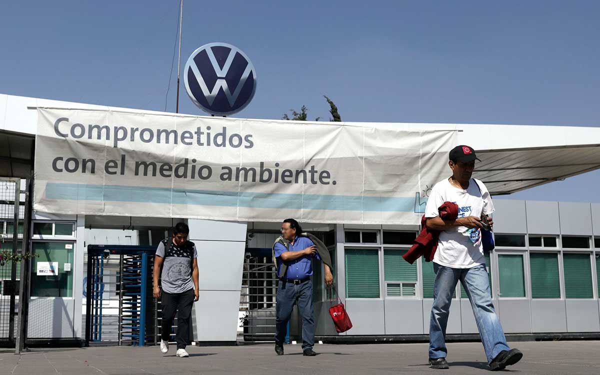 Video | Momento en el que despiden a cientos de empleados de Volkswagen en Puebla