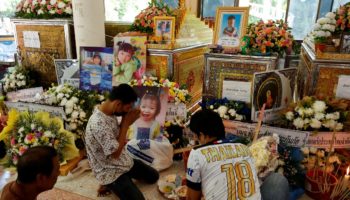 Tailandia de luto: Cientos se reúnen a honrar la vida de los niños asesinados en masacre de Uthai Sawan