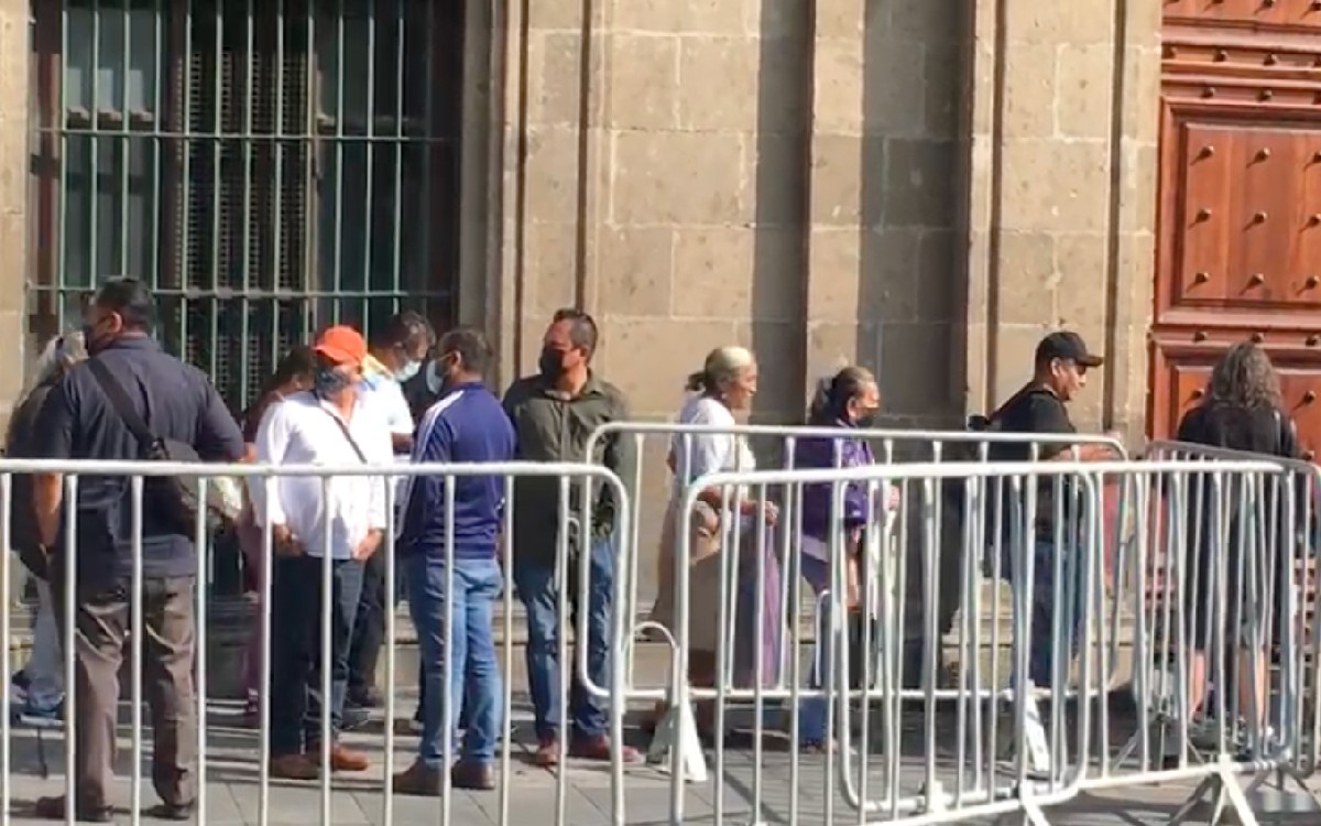 Padres de los 43 normalistas de Ayotzinapa llegan a Palacio Nacional a ...