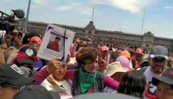 2 de octubre: manifestantes gritan ‘fuera’ a Denise Dresser en Zócalo