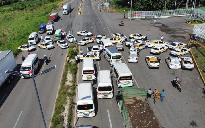 Anuncian transportistas paralización de carreteras en México 