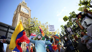 Forman cadena humana en defensa de Julian Assange | Fotos y video