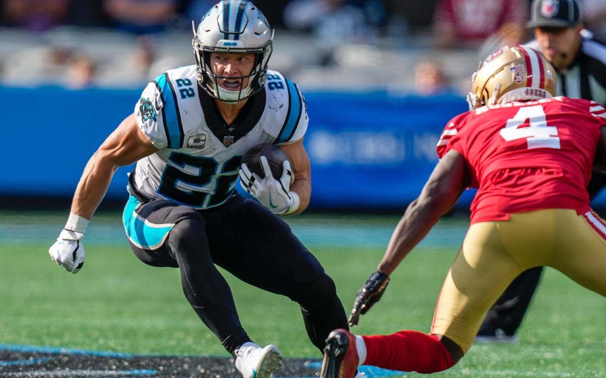 Panteras De Carolina Contra Cardenales De Arizona. Juego De La Nfl. Partido  De La Liga De Fútbol Americano. La Silueta Del Jugador Profesional Celebra  El Aterrizaje. Pantalla En Segundo Plano. Fotos, retratos