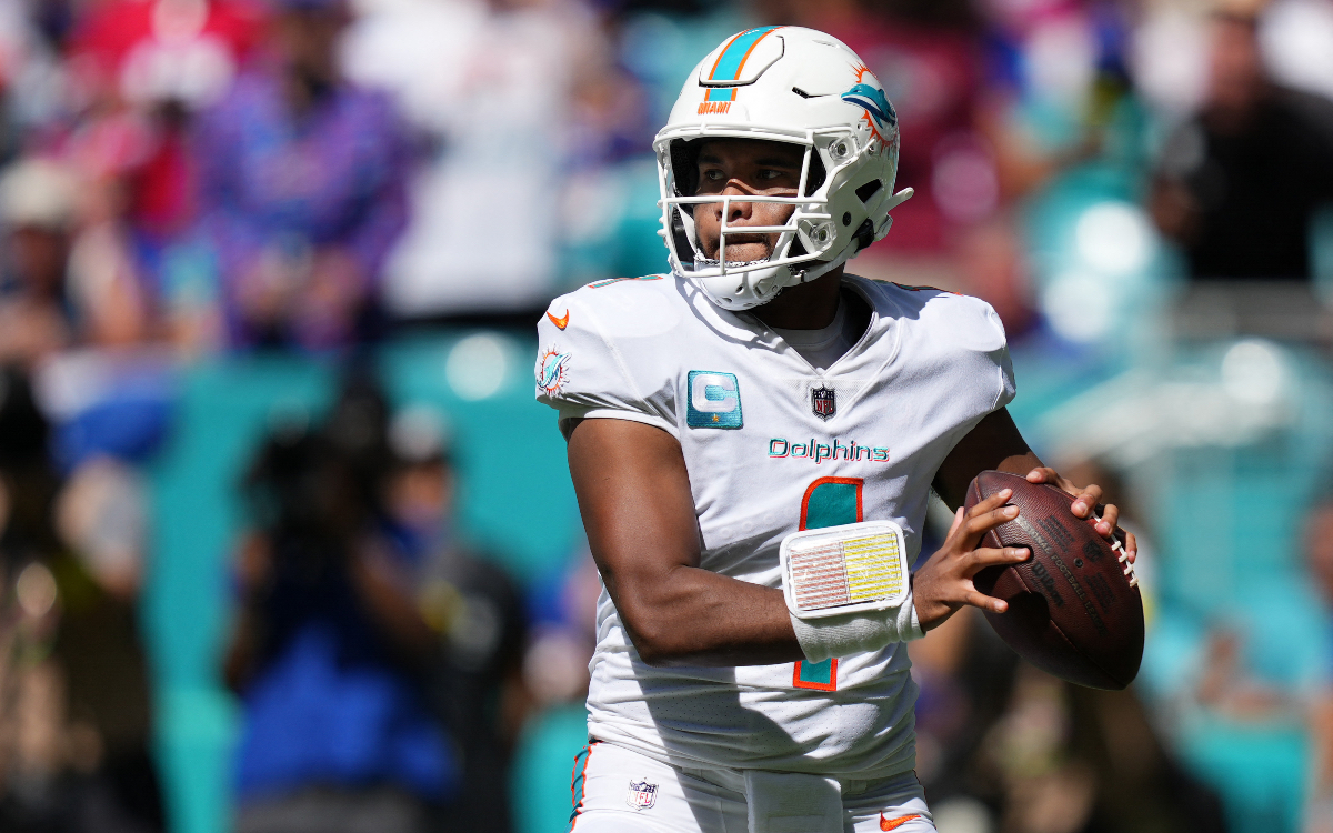 Tua Tagovailoa, de los Dolphins de Miami, sale del campo en