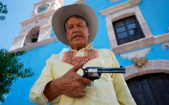 El 'Padre Pistolas', que predicaba armado, ya no podrá oficiar misa |  Aristegui Noticias