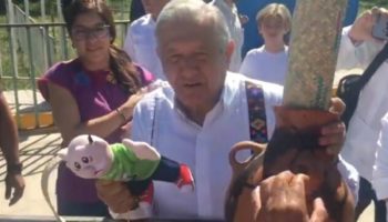 Lanzan peluches de Dr. Simi a AMLO durante gira por Oaxaca