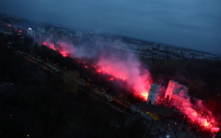 Símbolos nazis acompañados de consignas sobre la quema de judíos durante celebración de Independencia en Polonia