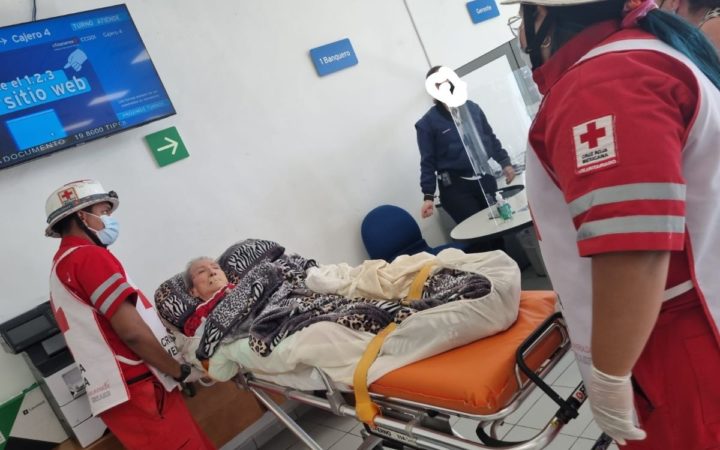Abuelita acude en camilla a Banamex para poder cobrar su pensión Abuelita acude en camilla a Banamex para poder cobrar su pensión