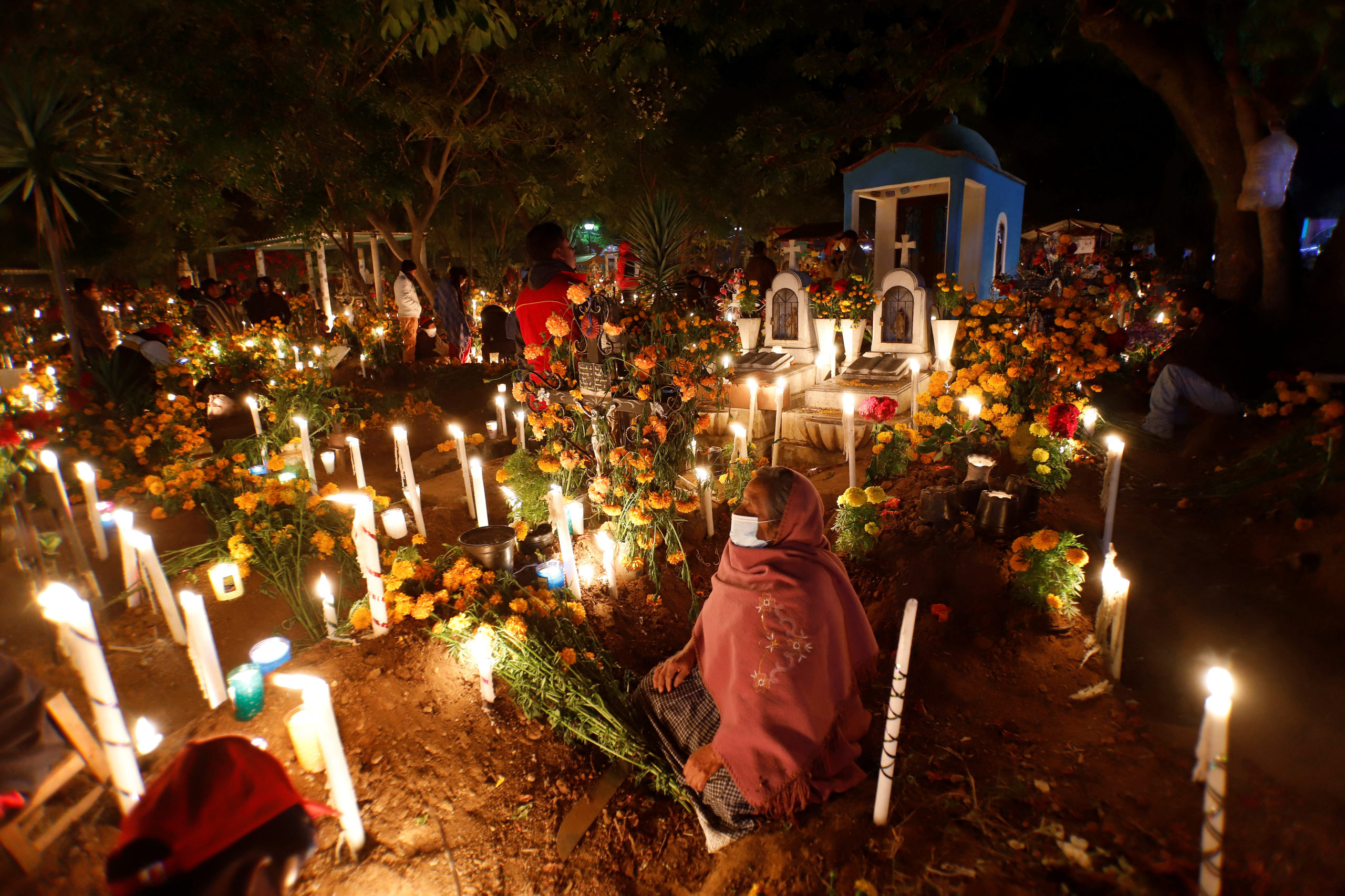 Día De Muertos Flores Velas Comida Música… Así Se Vive Este 1 De