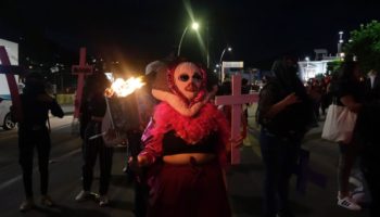 Con marcha fúnebre exigen alto a los feminicidios en Oaxaca