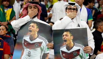 Qatar 2022: Aficionados locales recuerdan a Alemania el racismo contra Mesut Özil
