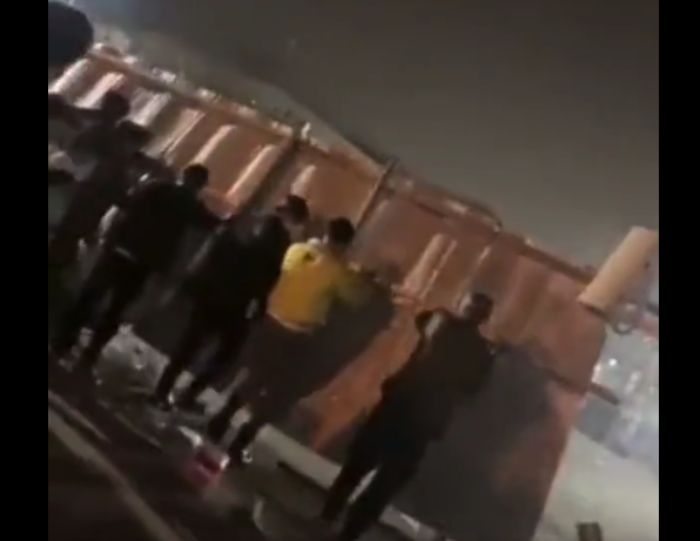 trabajadores se amotinan en fábrica de iphone afectada por covid en china
