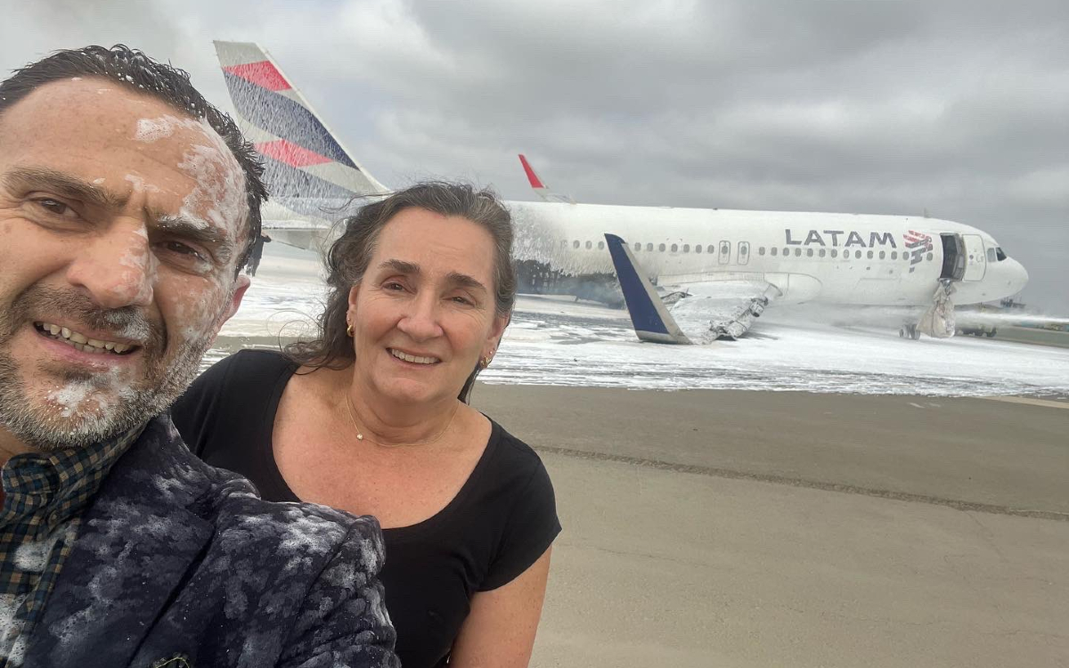 Esta 'selfie' generó polémica después del choque entre avión y camión