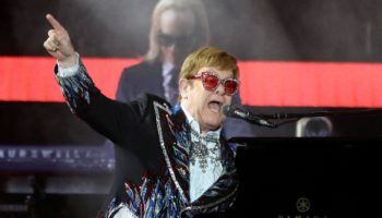 Elton John pasa la noche en el hospital tras sufrir caída
