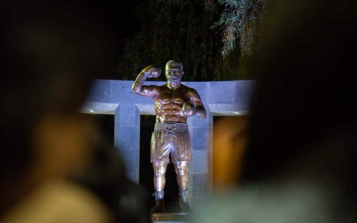 Develan estatua de 'El Canelo' Álvarez en Juanacatlán Develan estatua de 'El Canelo' Álvarez en Juanacatlán