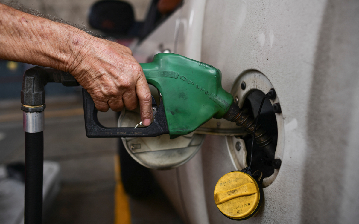 Gasolina en EU baja; déficit de empleos y servicios en México