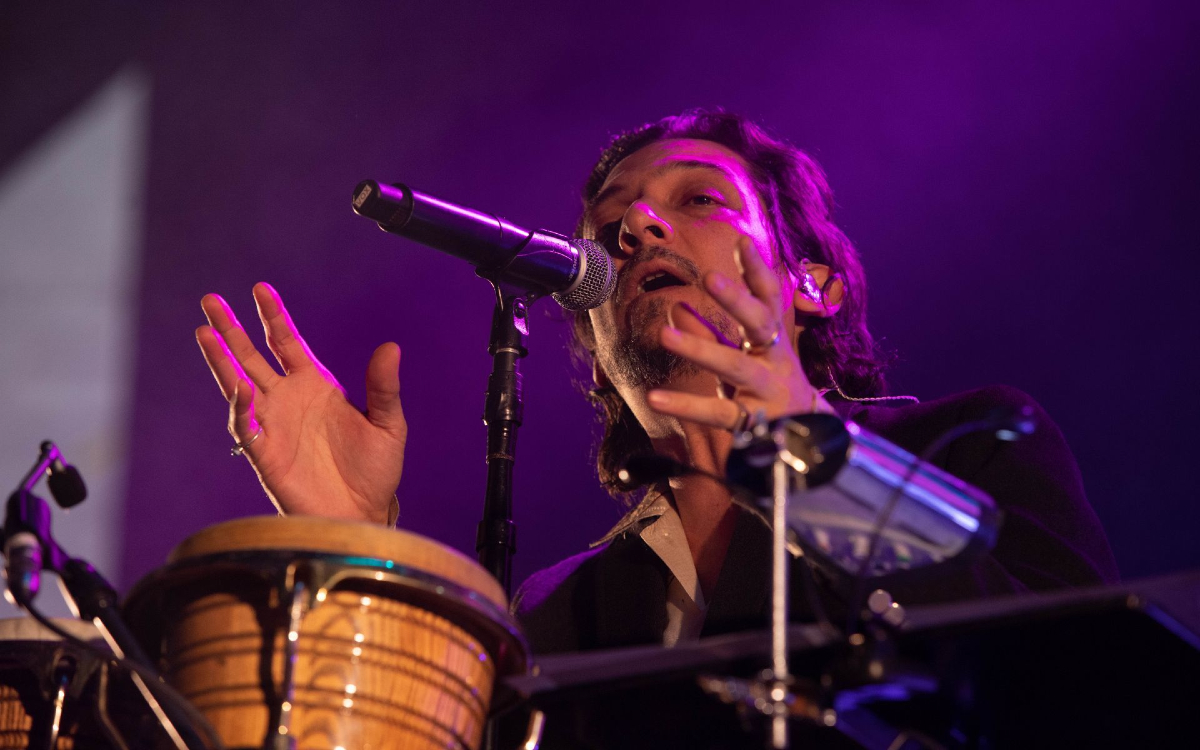 León Larregui denuncia que fue golpeado y discriminado en París ...