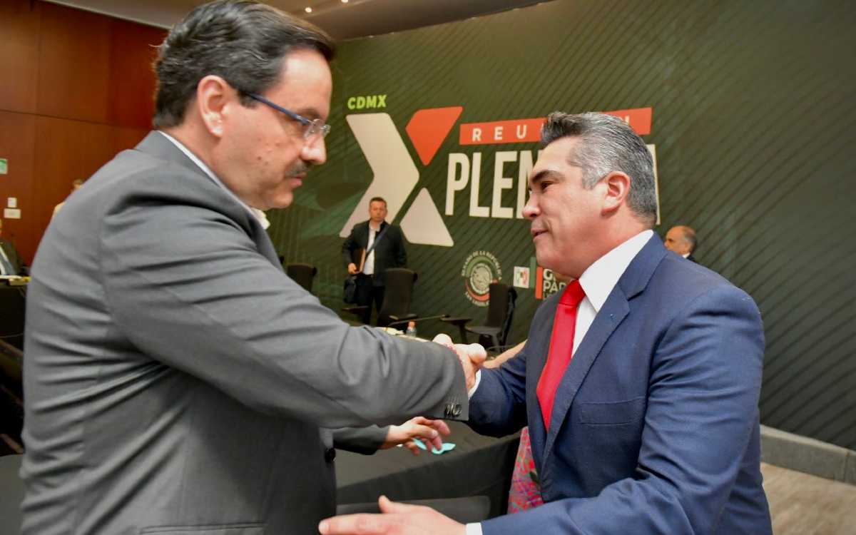 Chocan ‘Alito’ Moreno y Osorio Chong en plenaria priista en el Senado Chocan ‘Alito’ Moreno y Osorio Chong en plenaria priista en el Senado