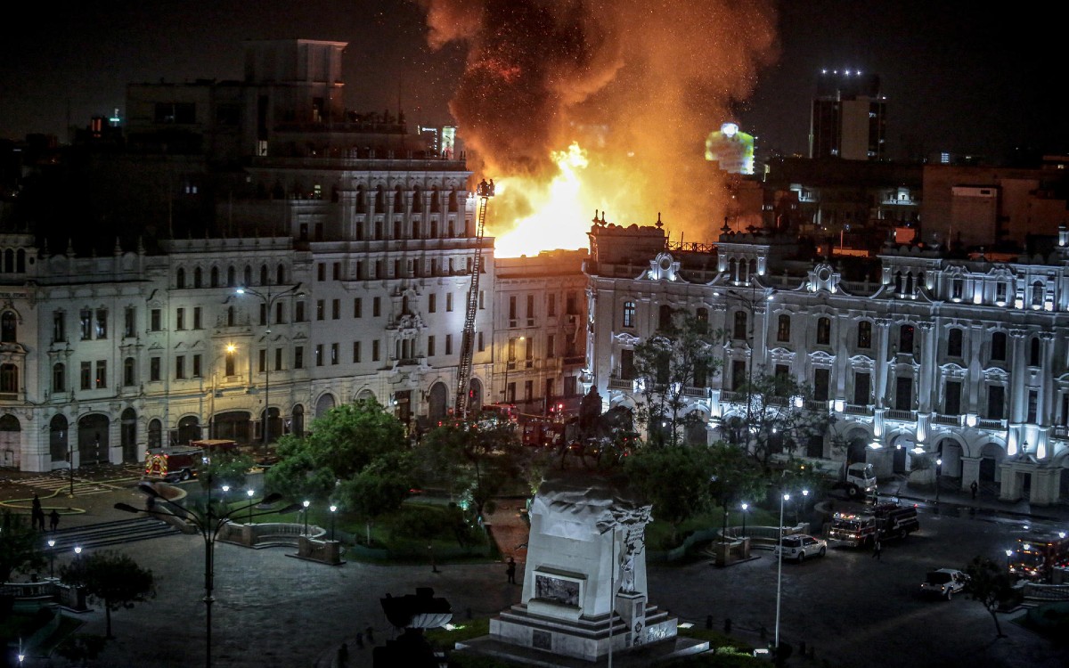 Incendio arrasa casona del centro de Lima durante protestas en Perú |  Videos | Aristegui Noticias