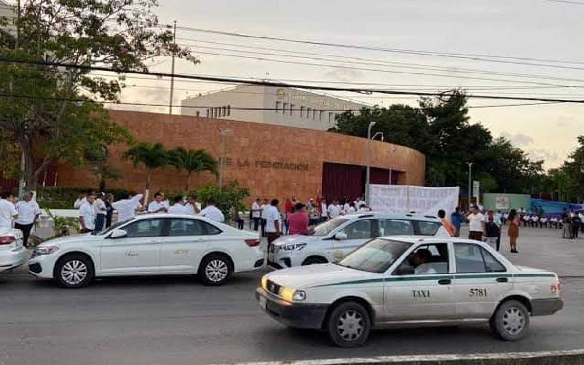 Suspenden seis meses a taxista por intentar besar a turista en Cozumel |  Aristegui Noticias