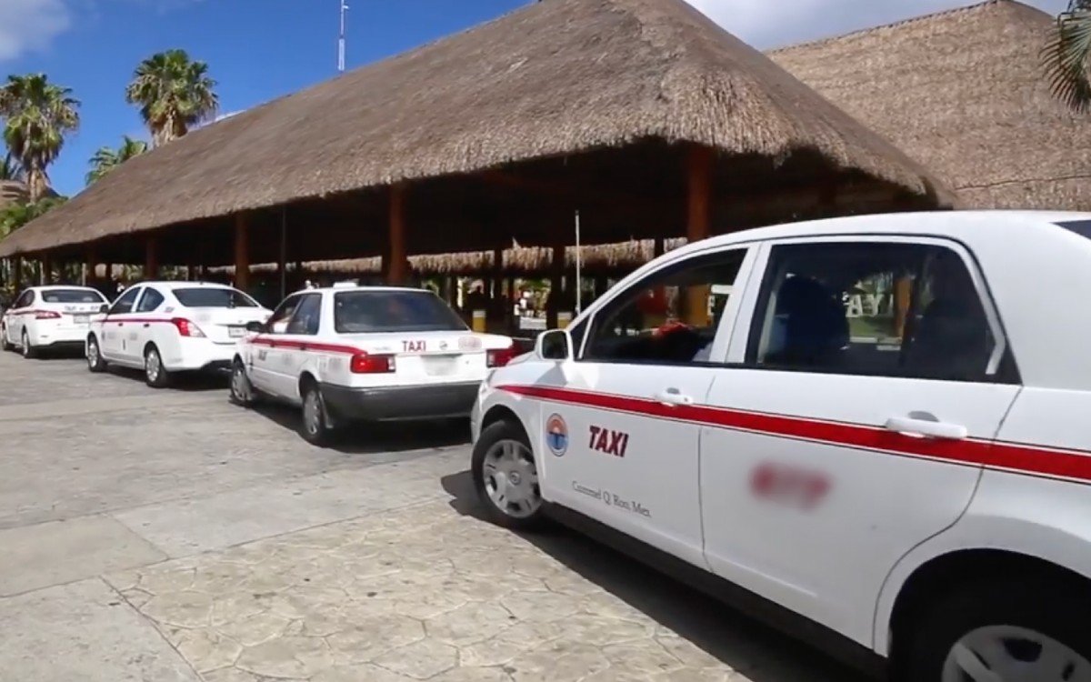 Suspenden seis meses a taxista por intentar besar a turista en Cozumel |  Aristegui Noticias