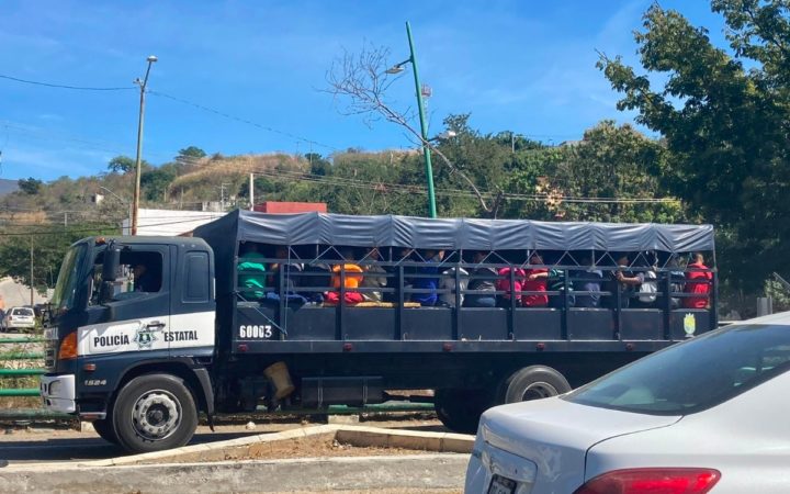 Hallan tráiler con más de 200 migrantes en Chiapas; 20 son menores de edad Hallan tráiler con más de 200 migrantes en Chiapas; 20 son menores de edad