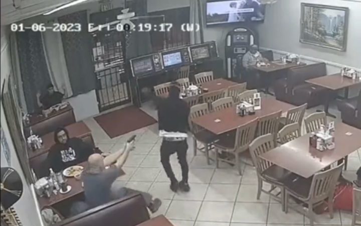 Mató a asaltante y devolvió dinero a víctimas; ahora lo busca la policía Mató a asaltante y devolvió dinero a víctimas; ahora lo busca la policía