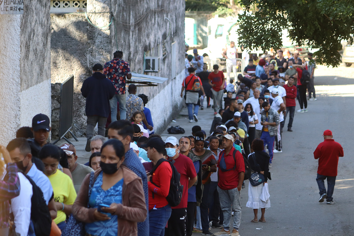 Abandonan Caravana Y Se Entregan Migrantes En Frontera Sur De México Aristegui Noticias 5992