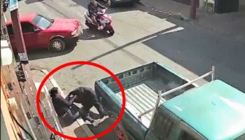 Mujer detiene a su asaltante hasta que llega la policía | Video