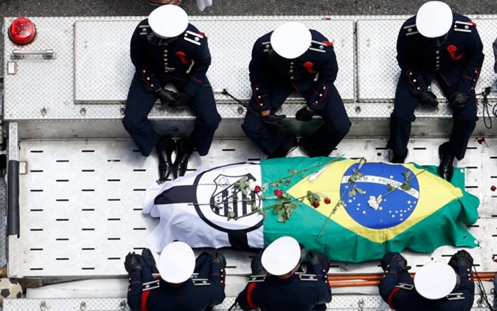 El féretro de Pelé llega al cementerio para su entierro | Video