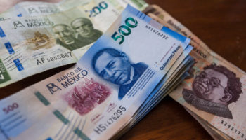 Peso mexicano inicia la semana fortalecido ante el debilitamiento del dólar