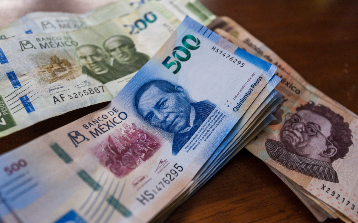 Peso mexicano se devalúa, golpeado fortaleza del dólar