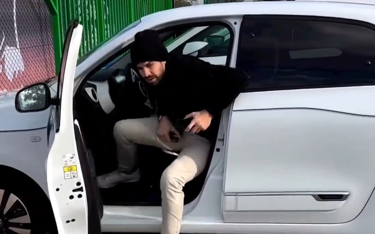 Piqué drives a Twingo in response to Shakira |  Video