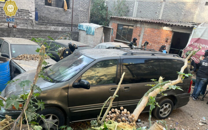 Hallan 10 autos robados y 4 toneladas de autopartes en casa de Coyoacán | Video Hallan 10 autos robados y 4 toneladas de autopartes en casa de Coyoacán | Video