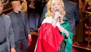 Adele se arropa con la bandera nacional de México en concierto de Las Vegas | Videos