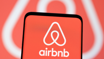 Acciones de Airbnb se disparan tras cerrar su primer año rentable